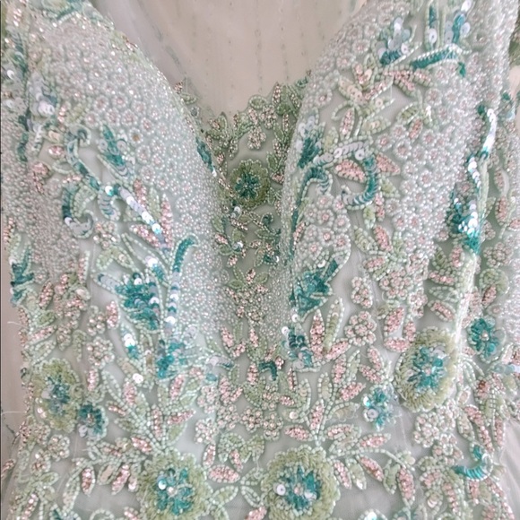 Luxurious long sleeve ballgown - Picture 9 of 16